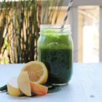 Easy and Healthy Green Juice with spinach, apples, lemons